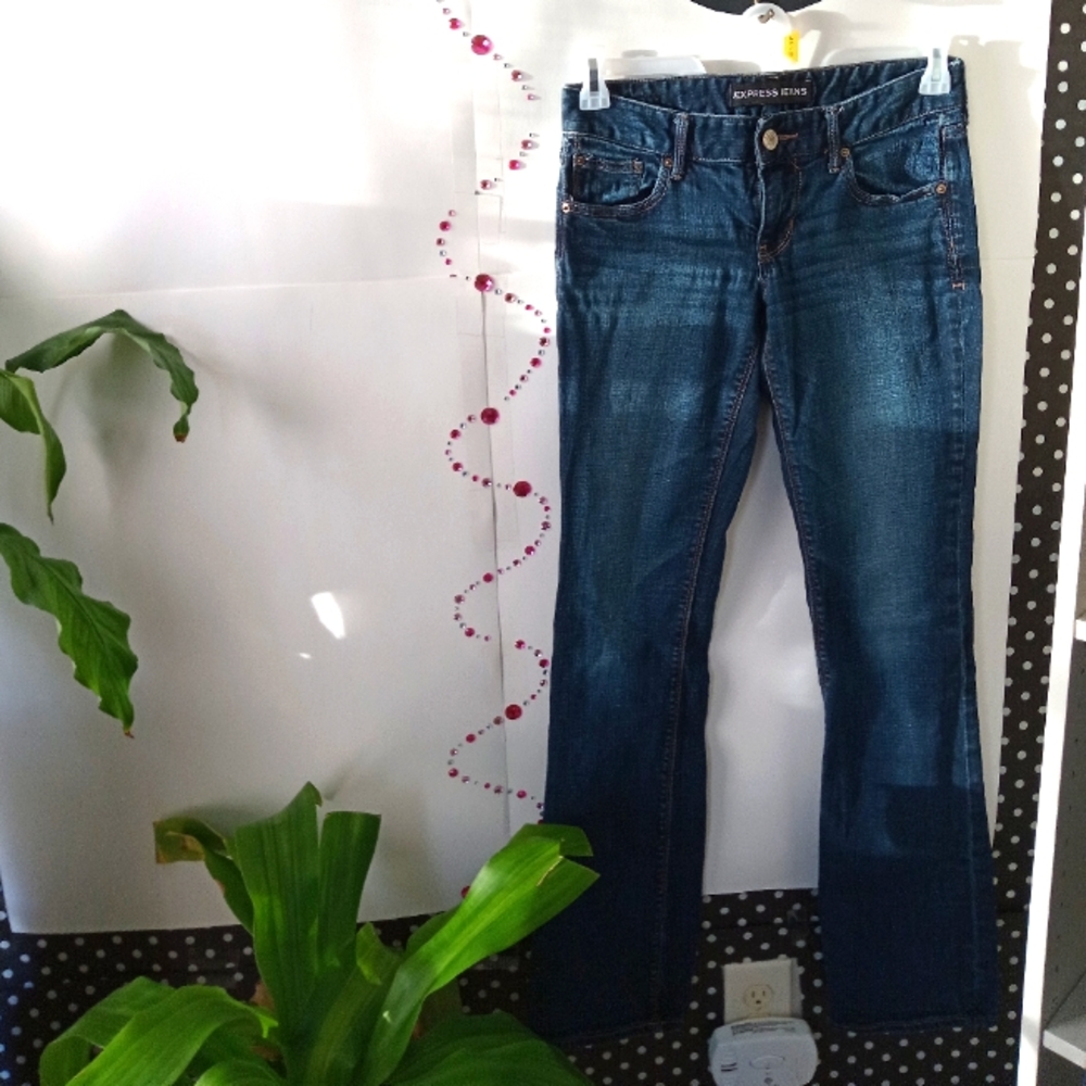 Express Women's Size 2 "barely boot" style low rise jeans